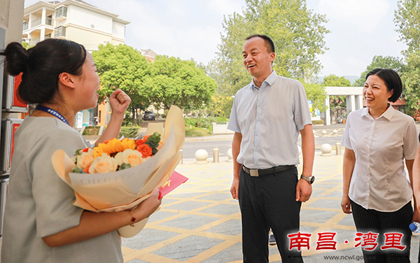 局領導在教師節前夕走訪慰問一線教師